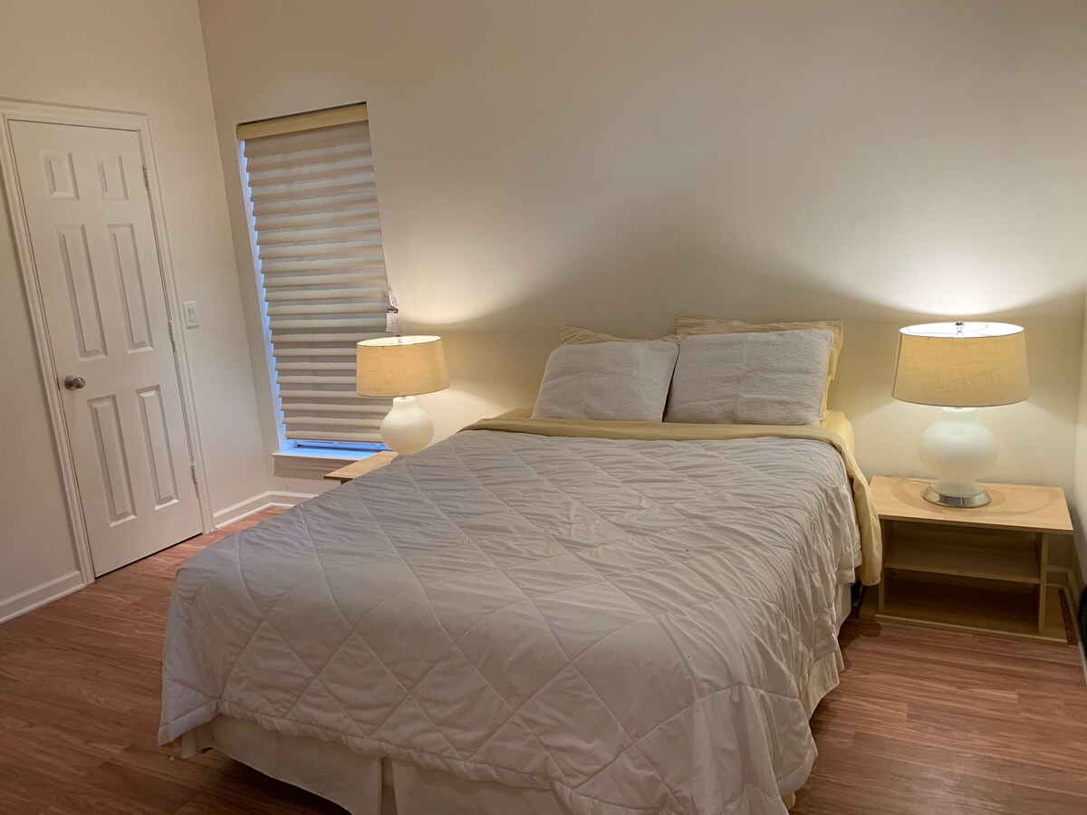 Chumba cha pili cha ghorofa ya chini kina kitanda aina ya queen. Meza 2 zilizo karibu na taa. Dawati na kiti kinapatikana unapoomba. 