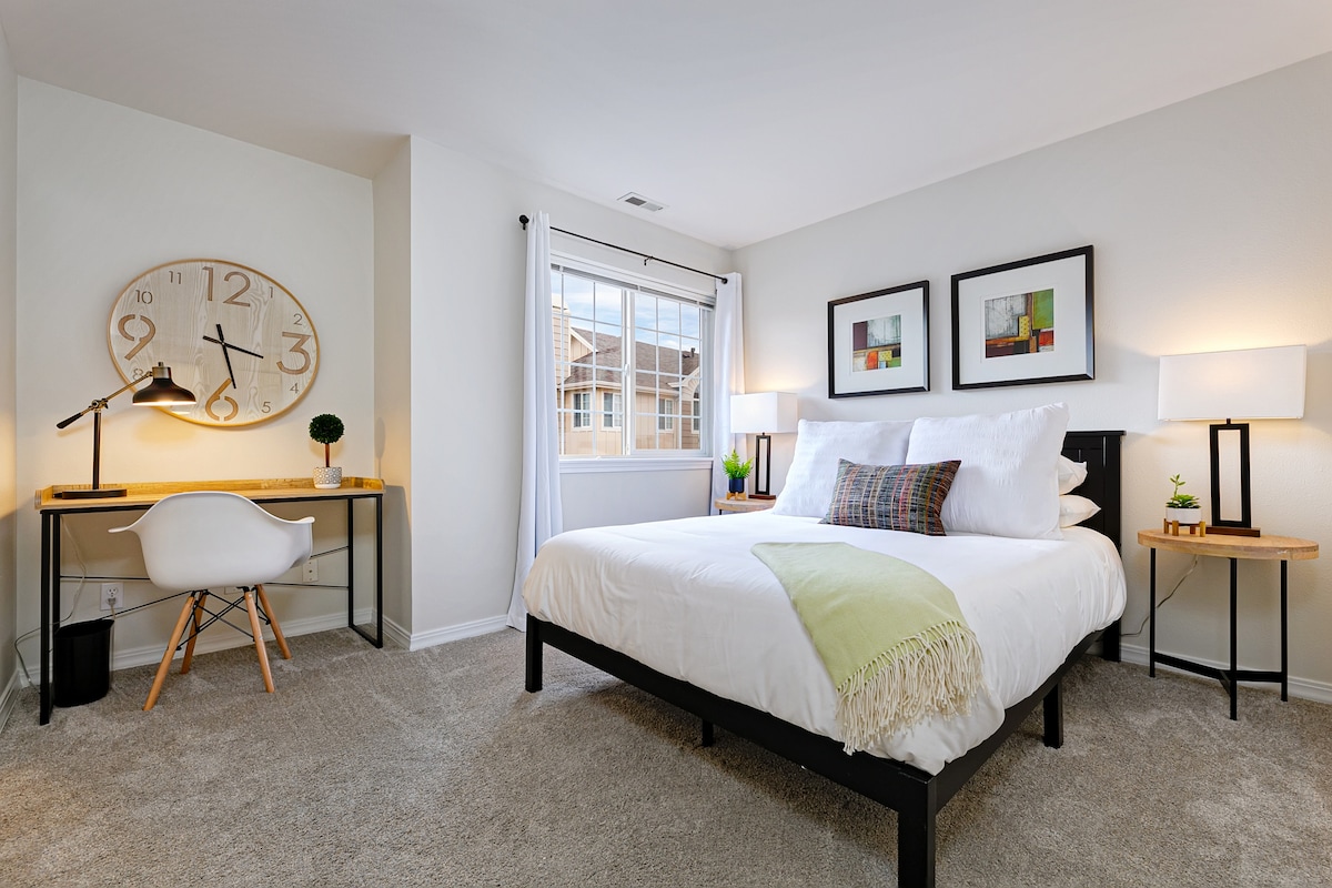 Lazy mornings in bed happen in this queen sized nectar mattress guest bedroom. Closet containing robe and extra floor mattress for those teenagers. Plus games and kids toys in the closet cubbies. 