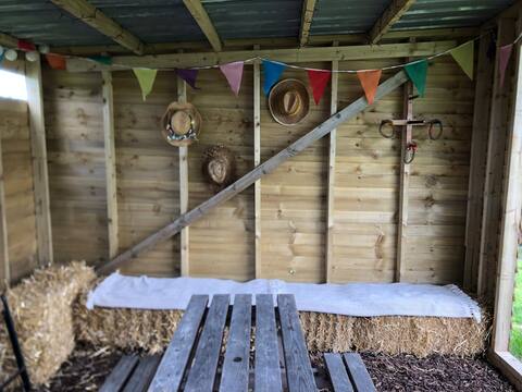 Top Airbnb: Private Field, Farm, Glamping, Horseshoe Hideaway in South Ribble