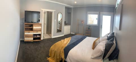 Quiet, upmarket central, brand new and cosy!
