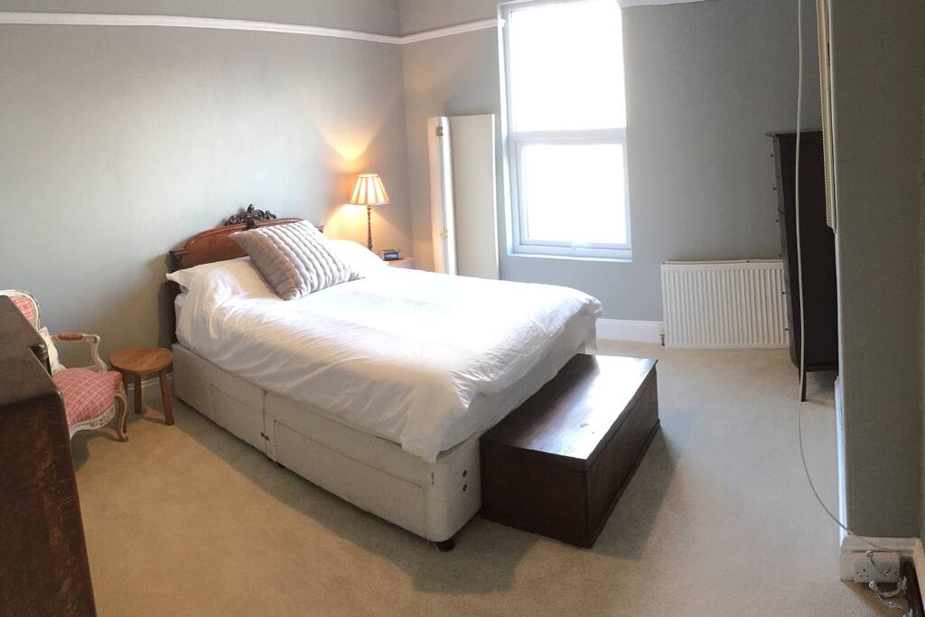 Bed 3: Lamp Room Grey