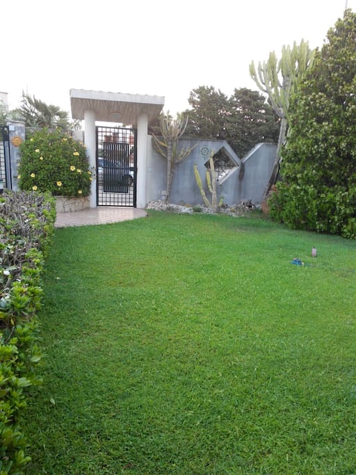 ingresso con giardino