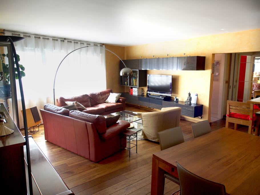 Le double salon-salle à manger (±40M2) vu de jour depuis l'accès aux chambres.
