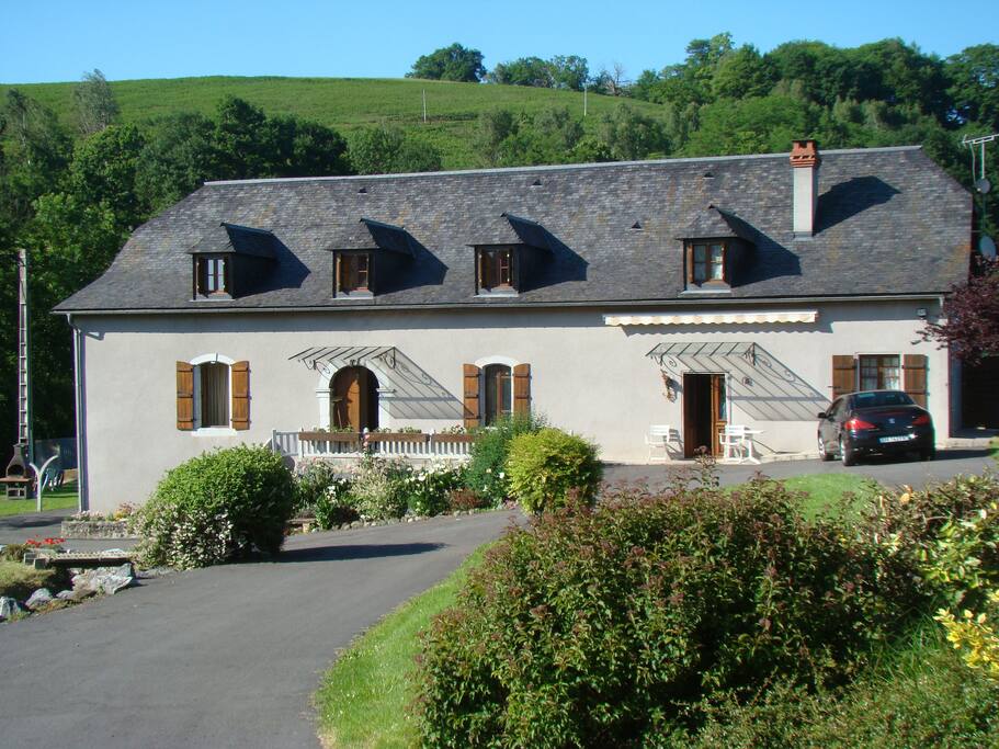 L'appartement est situé sur la partie gauche de la maison, façade sud