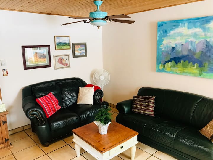 Comfy And Spacious Dog Friendly 3 Bedroom Home - New Mexico