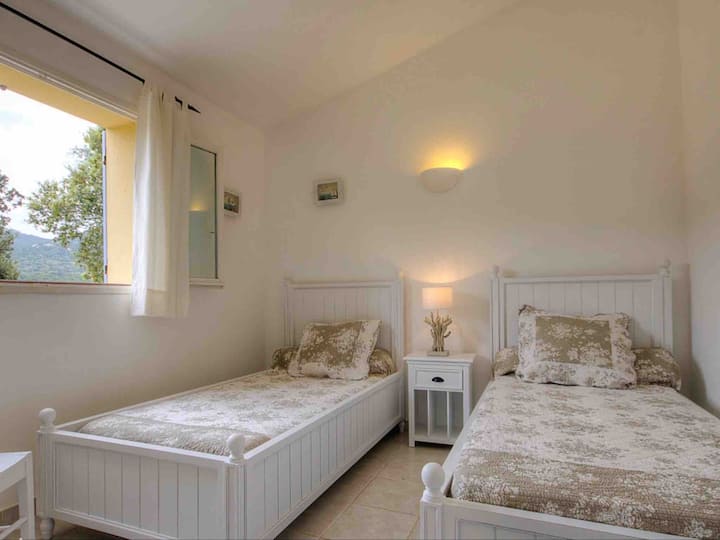 Chumba chenye vitanda 3 kwa mtu mmoja 