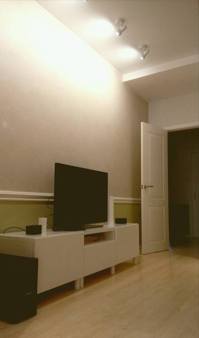 Комната с диваном и рабочим пространством (Room with sofa and work desk)