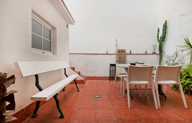 Big house (+ 100 m2)+Terrace+Wifi+Parking