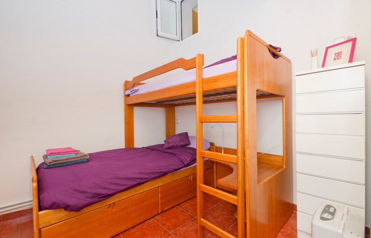 Dhoma e tretë ka 2 krevate tek në dhomën e tretë të gjumit. Ah! Dritarja ka shumë dritë, por nuk është e jashtme.