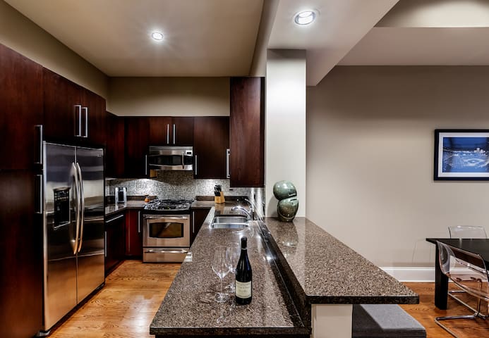 4 Bedroom Across from Wrigley Field Legend Suite gallery image 2