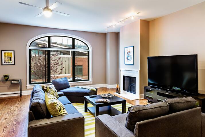 4 Bedroom Across from Wrigley Field Stadium Suite gallery image 3
