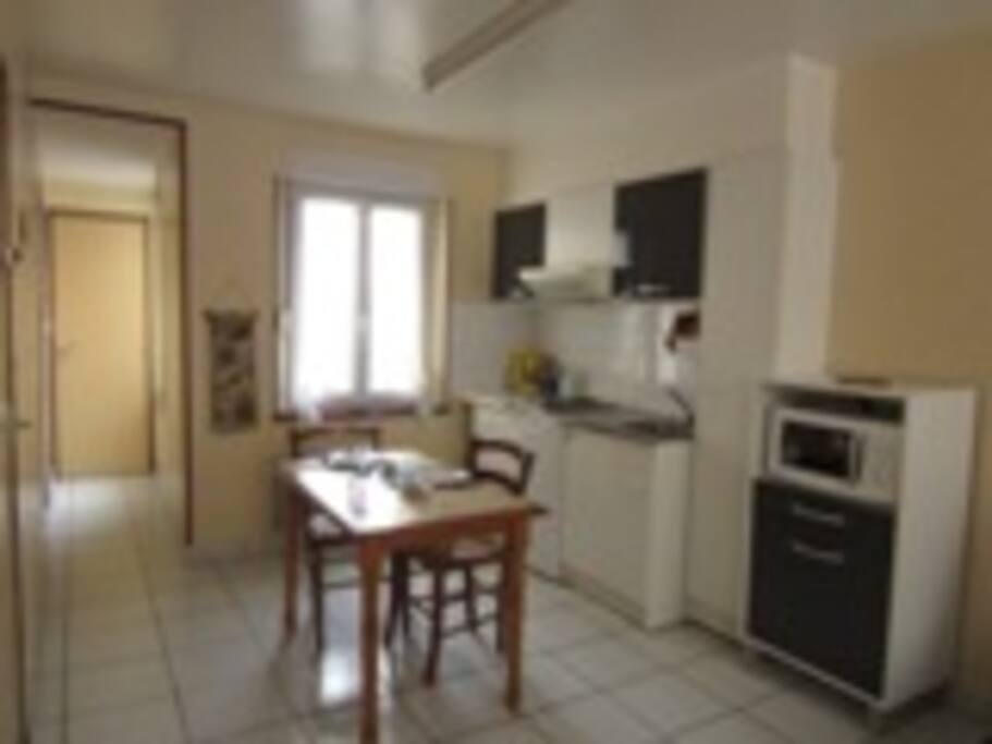 coin cuisine et repas
porte de chambre a gauche sale de douche et wc