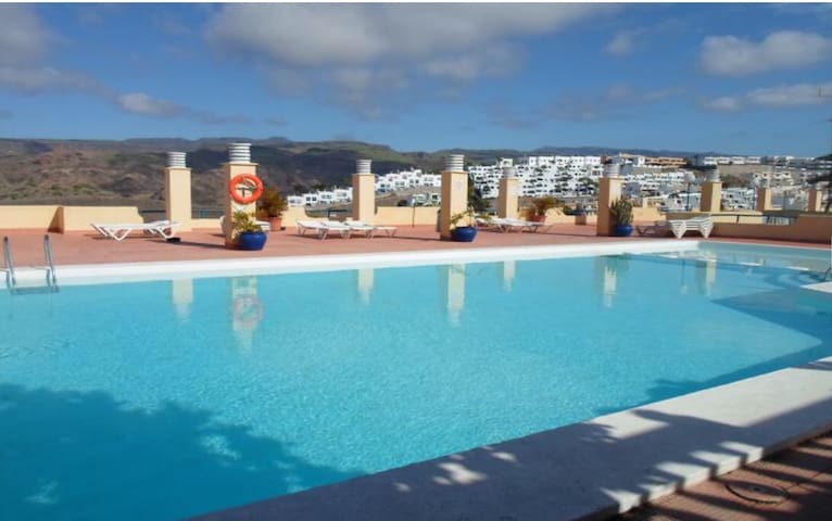 By pool close to Amadores Beach