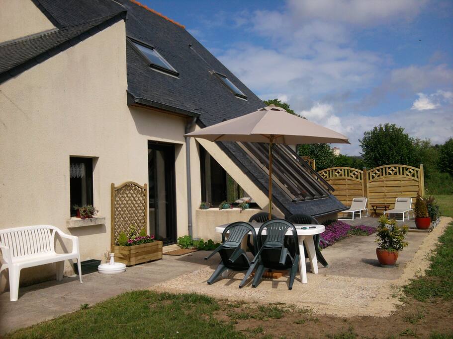 Terrasse maison vue jardin