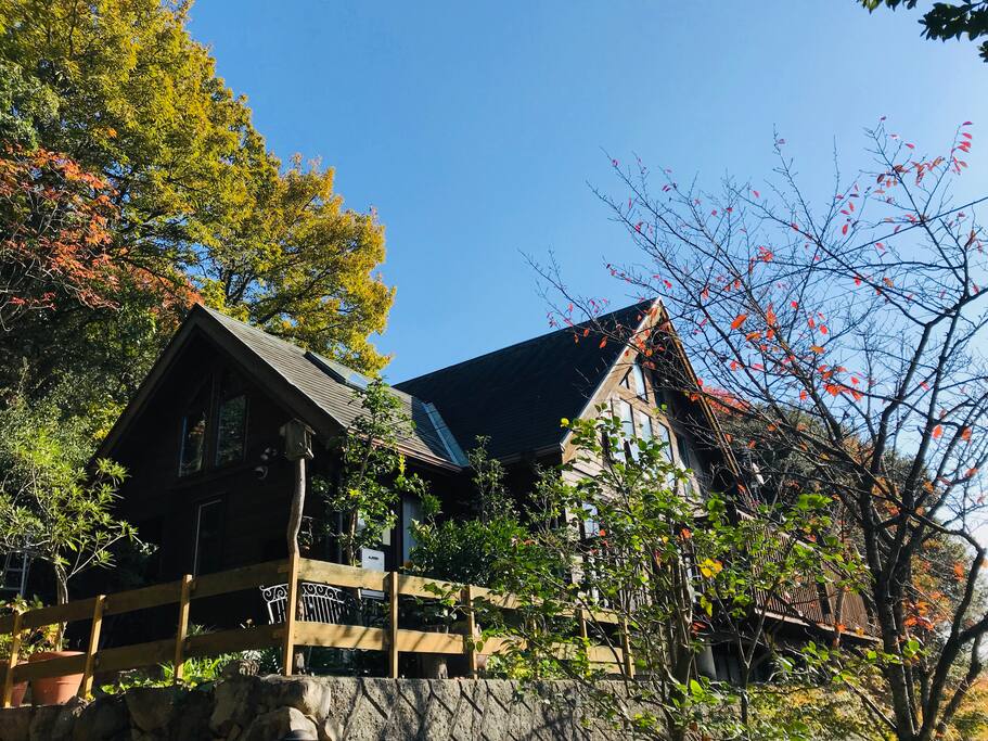 Bay Wind Villaの外観です。専用玄関から入ると1Fはキッチン、リビング、ダイニング、寝室、バスルーム、パウダールーム、外にはオーシャンビューのウッドデッキ。2Fには畳の和室にロフトがあります。
