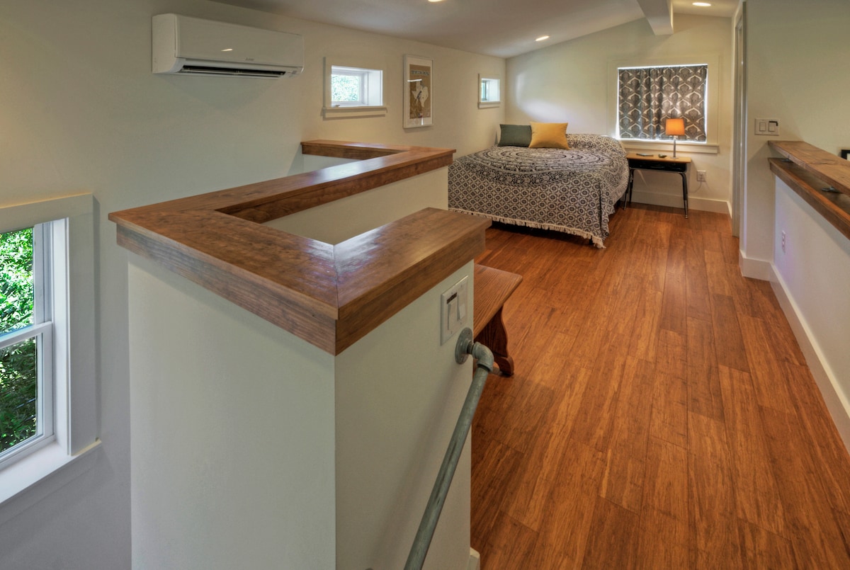 บันไดไปยังห้องนอน ลอฟท์สูง 7 ฟุตอยู่ตรงกลางด้านข้าง 6 ฟุต มนุษย์ส่วนใหญ่ไม่ต้องใช้เป็ด