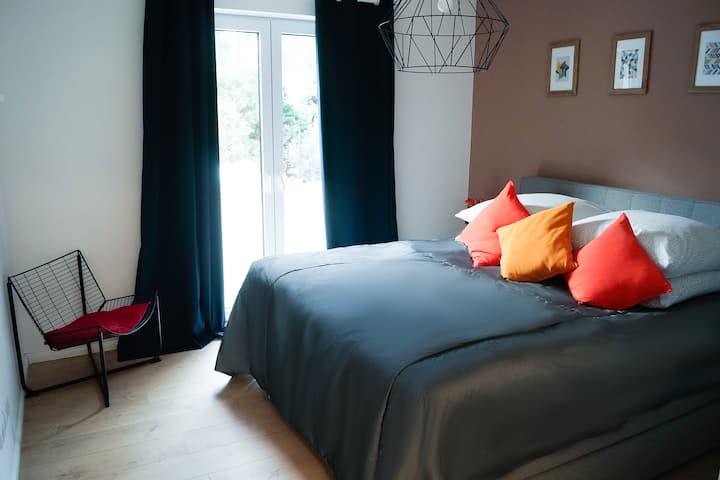 غرفة النوم الأولى