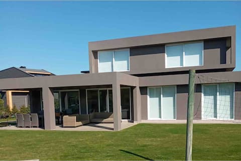 Nice and comfortable house with a pool in Las Brisas