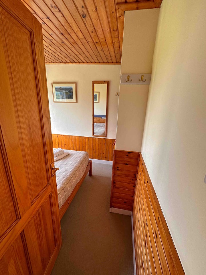 Ხის სახლს აქვს ორადგილიანი საძინებელი 1 ორადგილიანი საწოლით. Ეს საძინებელი წინაა და ხედი იშლება მიმდებარე მთებზე.