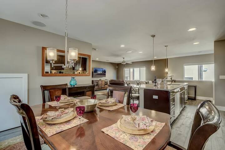 Spacious Townhouse with Rooftop Deck! gallery image 4