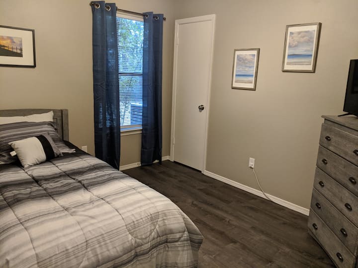 卧室1.两张单人床，下方有抽拉式子母床。壁橱里有额外的枕头和床上用品。