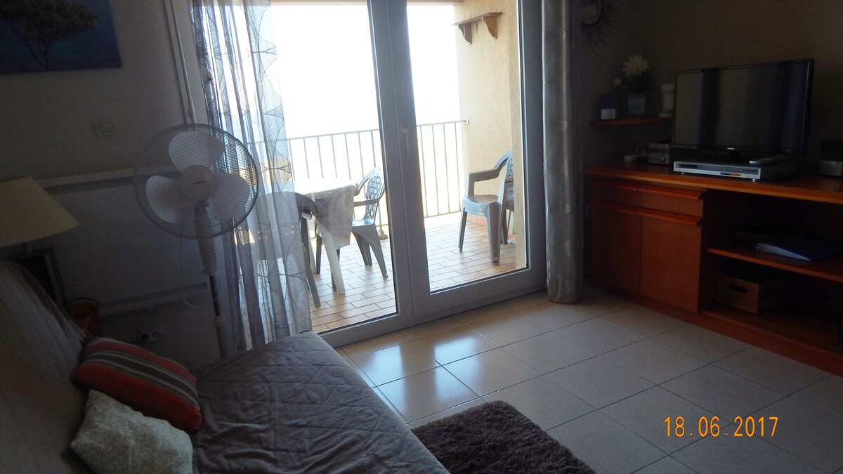 Le confort du salon, et la terrasse vue pleine mer