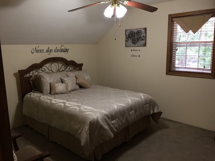 חדר שינה עם מיטת קווין סייז וארון תואם