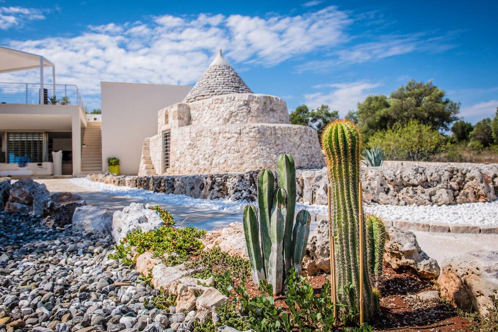 Entrata e antico trullo