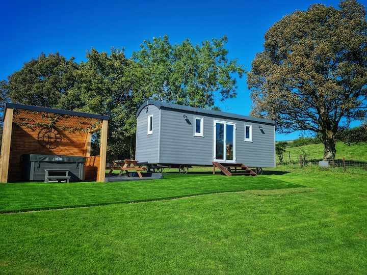 Luxurious shepherd's hut with hot tub