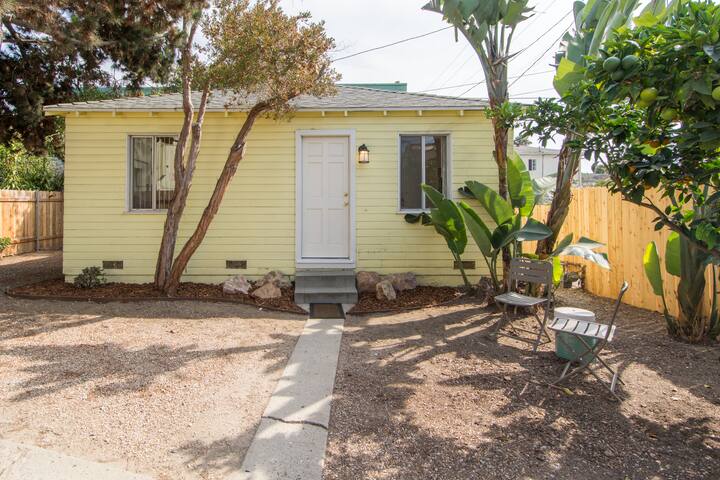 Wonderfully Decorated SMonica Cottage  on 11th