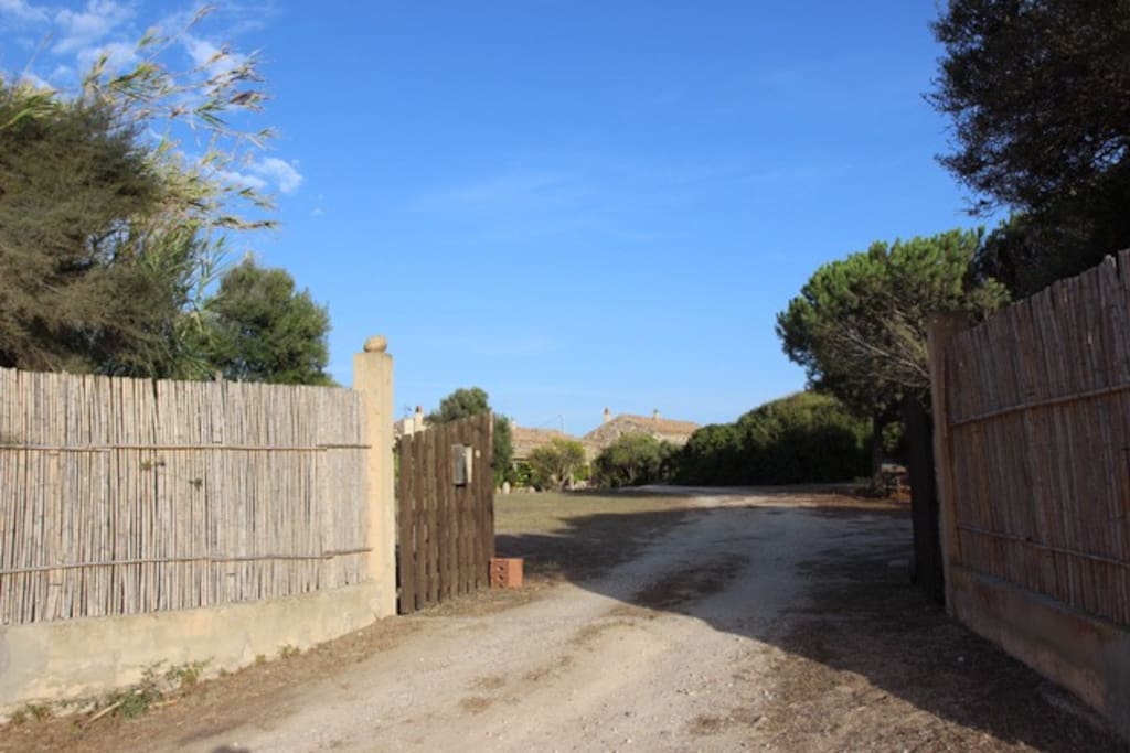 Il cancello d'ingresso a Donolario. / The entrance gate to Donolario complex.