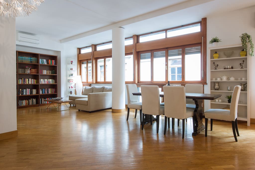 The spacious and bright livingroom