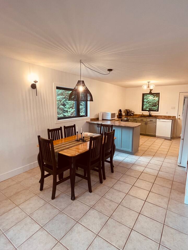 Hillside Hideaway in the Heart of Port Stanley