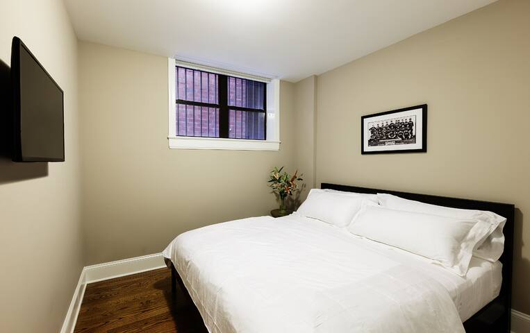 3 Bedroom Across from Wrigley Field AllStar Suite gallery image 5
