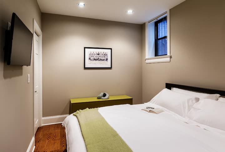 1 Bedroom Across from Wrigley Field MVP Suite