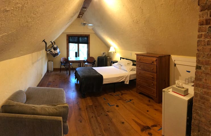 Private Loft - Atwood Neighborhood