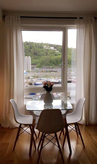 Spisebord i leiligheten, utsikt mot Ekeberg resturanten