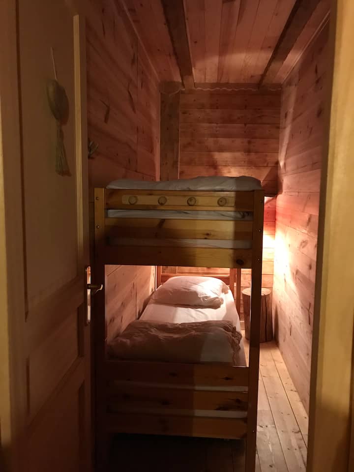 Horský kútik s dvoma 80 cm širokými a 190 dlhými poschodovými posteľami 
