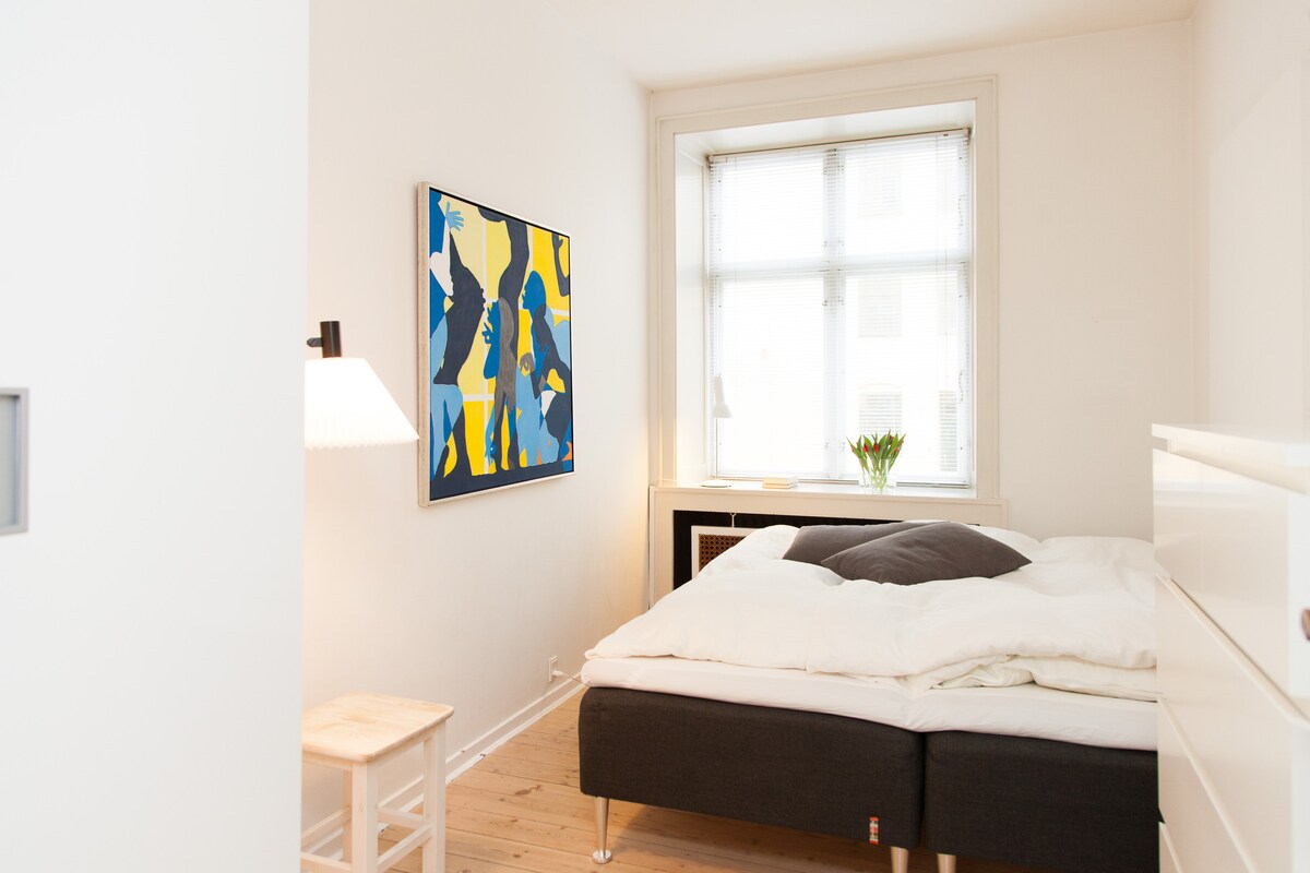 Dormitorio principal con cama tamaño king.