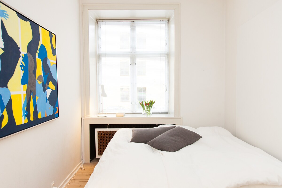 Dormitorio principal con cama tamaño king. 