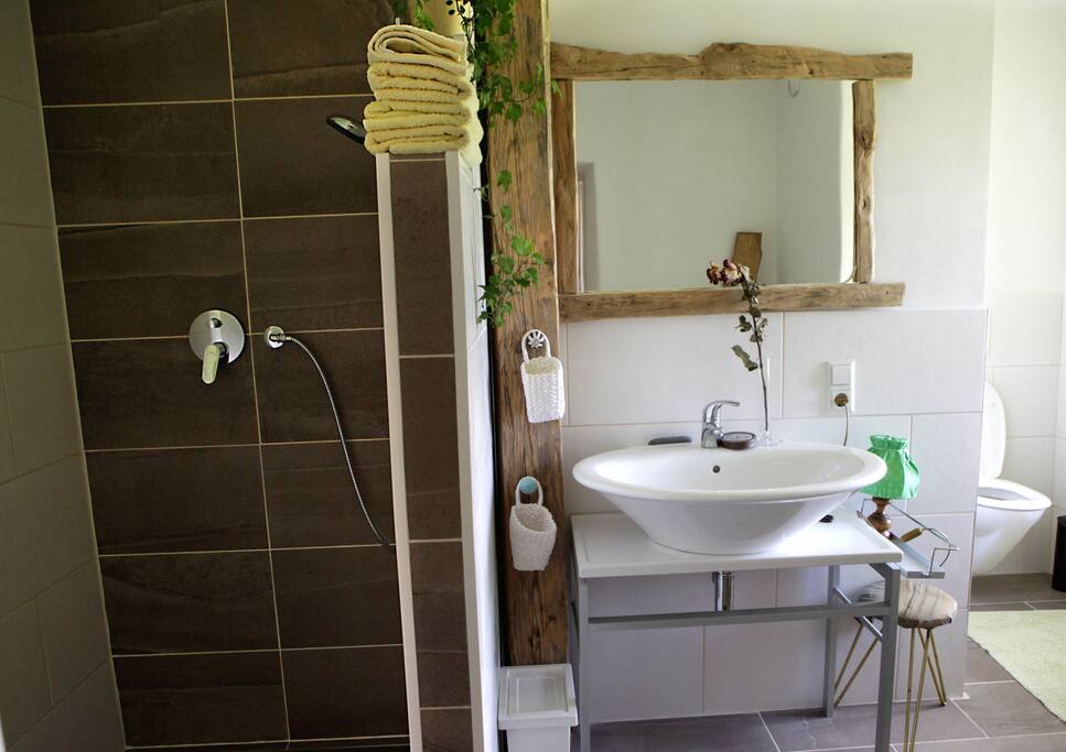 Eines der zwei Badezimmer