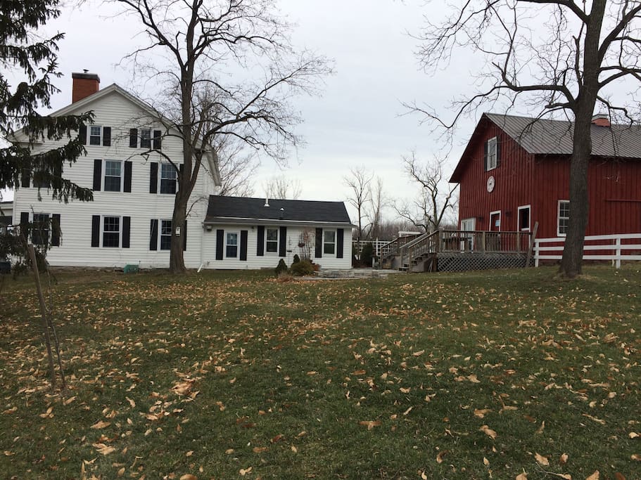 Pretty front yard with barn in Jan
