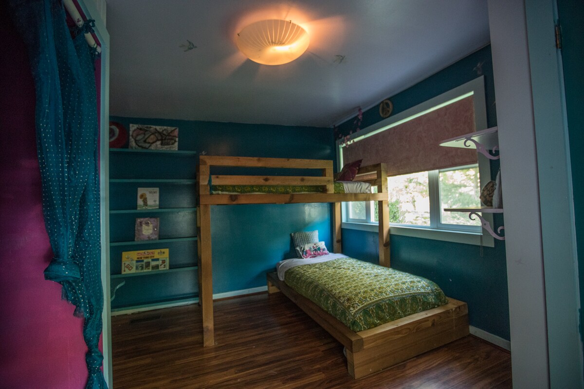 蓝鸟客房配有定制的雪松双层床。