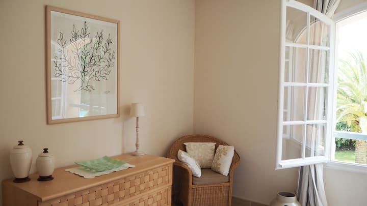 Საძინებელი 1 - ძალიან ფართო მასტერ ბედრუმი დიდი საწოლით, საგარდერობოთი და სააბაზანოთი