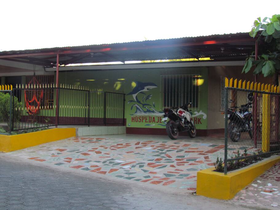 Entrada al parkin de motos .