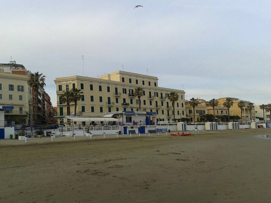 ESTERNO DEL PALAZZO FRONTE MARE