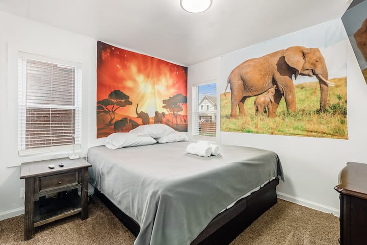 Sentez-vous comme le roi de la jungle dans ce lit king-size !