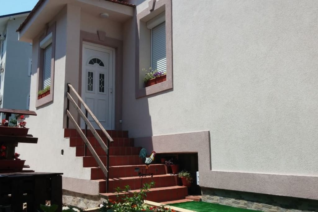 entrance to the apartments
1 km from center, 200m from nearest restaurants and shops, 100m from farmacie