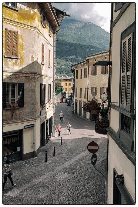 la via del centro storico visto dalla finestra del salotto-cucina