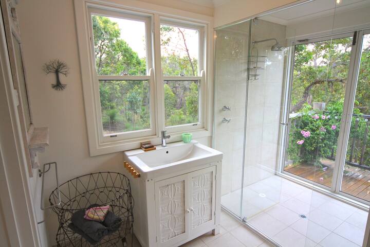 Secluded Bush Retreat gallery image 4